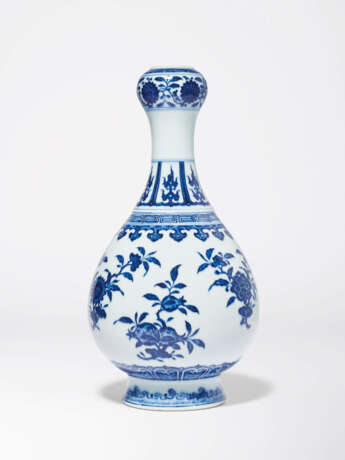 A FINE BLUE AND WHITE ‘FRUITS AND FLOWERS’ GARLIC-MOUTH VASE, SUANTOUPING - photo 1