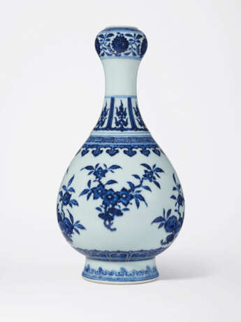 A FINE BLUE AND WHITE ‘FRUITS AND FLOWERS’ GARLIC-MOUTH VASE, SUANTOUPING - photo 2