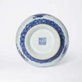 A FINE BLUE AND WHITE ‘FRUITS AND FLOWERS’ GARLIC-MOUTH VASE, SUANTOUPING - photo 3