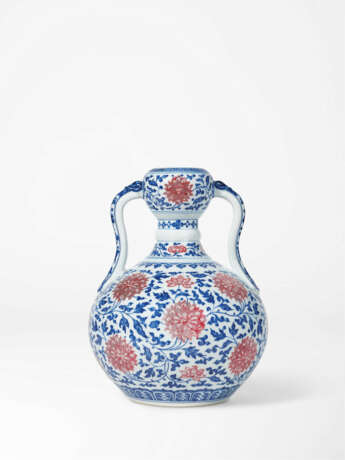 AN EXTREMELY RARE BLUE AND WHITE AND COPPER-RED DECORATED `LOTUS` DOUBLE-GOURD VASE - Foto 1