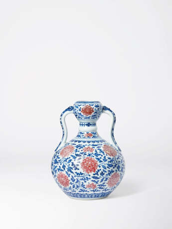 AN EXTREMELY RARE BLUE AND WHITE AND COPPER-RED DECORATED `LOTUS` DOUBLE-GOURD VASE - Foto 2