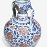 AN EXTREMELY RARE BLUE AND WHITE AND COPPER-RED DECORATED `LOTUS` DOUBLE-GOURD VASE - фото 3