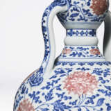 AN EXTREMELY RARE BLUE AND WHITE AND COPPER-RED DECORATED `LOTUS` DOUBLE-GOURD VASE - photo 4