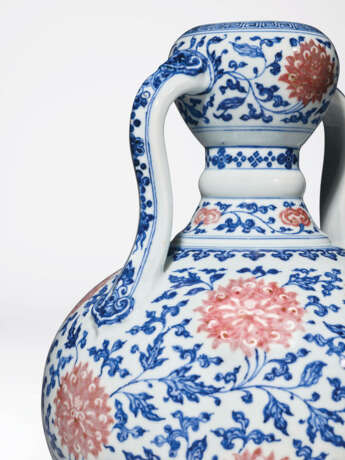 AN EXTREMELY RARE BLUE AND WHITE AND COPPER-RED DECORATED `LOTUS` DOUBLE-GOURD VASE - photo 4