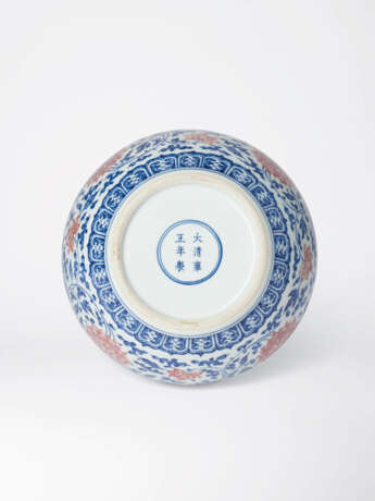 AN EXTREMELY RARE BLUE AND WHITE AND COPPER-RED DECORATED `LOTUS` DOUBLE-GOURD VASE - photo 5