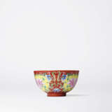 A FINE AND VERY RARE ENAMELLED CORAL-GROUND FAMILLE ROSE ‘PEONY’ BOWL - Foto 2