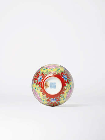 A FINE AND VERY RARE ENAMELLED CORAL-GROUND FAMILLE ROSE ‘PEONY’ BOWL - Foto 3