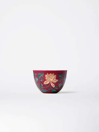 AN EXQUISITE IMPERIAL RUBY RED-GROUND FALANGCAI ‘INDIAN LOTUS’ WINE CUP - photo 1