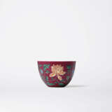 AN EXQUISITE IMPERIAL RUBY RED-GROUND FALANGCAI ‘INDIAN LOTUS’ WINE CUP - фото 1