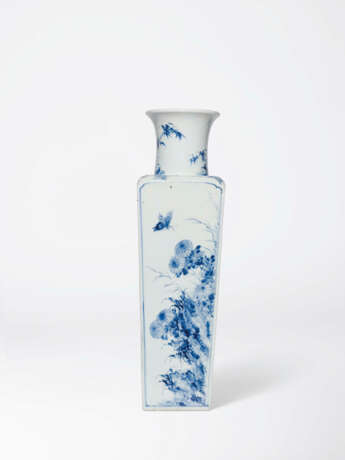 A VERY RARE BLUE AND WHITE SQUARE VASE - фото 2