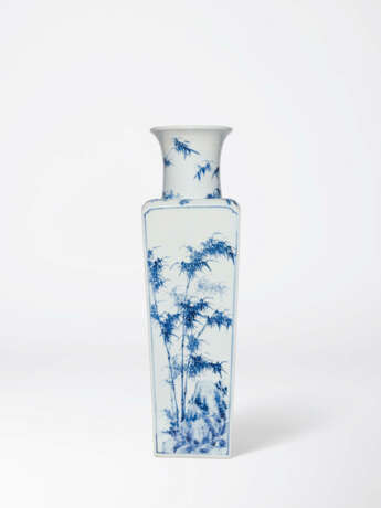 A VERY RARE BLUE AND WHITE SQUARE VASE - фото 3