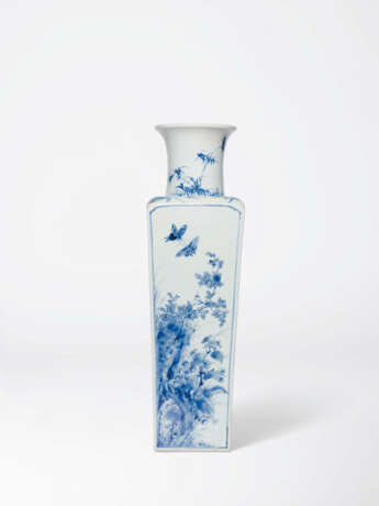A VERY RARE BLUE AND WHITE SQUARE VASE - фото 4
