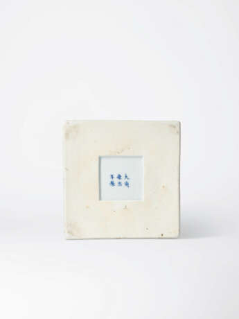 A VERY RARE BLUE AND WHITE SQUARE VASE - фото 5