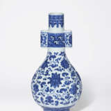 A VERY RARE BLUE AND WHITE RIBBED ‘INDIAN LOTUS’ VASE - photo 1