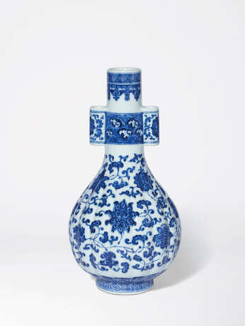 A VERY RARE BLUE AND WHITE RIBBED ‘INDIAN LOTUS’ VASE - фото 1