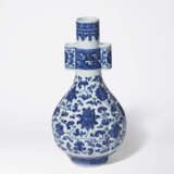 A VERY RARE BLUE AND WHITE RIBBED ‘INDIAN LOTUS’ VASE - photo 2