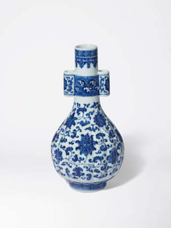 A VERY RARE BLUE AND WHITE RIBBED ‘INDIAN LOTUS’ VASE - фото 2