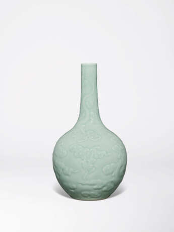 A VERY RARE AND FINELY CARVED CELADON-GLAZED ‘DRAGON’ BOTTLE VASE - фото 2