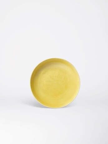 A FINE IMPERIAL YELLOW-ENAMELLED INCISED ‘CRANE AND PINE’ DISH - photo 1