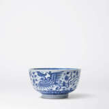 A FINE AND RARE BLUE AND WHITE ‘PHOENIX AND LOTUS’ BOWL - Foto 1