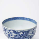 A FINE AND RARE BLUE AND WHITE ‘PHOENIX AND LOTUS’ BOWL - фото 2