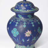 A MAGNIFICENT AND RARE FAMILLE ROSE FAHUA-STYLE JAR AND COVER - Foto 3