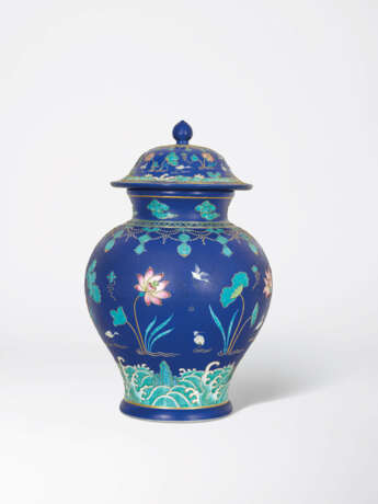 A MAGNIFICENT AND RARE FAMILLE ROSE FAHUA-STYLE JAR AND COVER - Foto 4