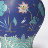 A MAGNIFICENT AND RARE FAMILLE ROSE FAHUA-STYLE JAR AND COVER - Foto 5