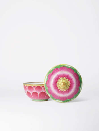 A FINE AND VERY RARE FAMILLE ROSE ‘LOTUS’ BOWL AND COVER - фото 1