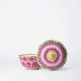 A FINE AND VERY RARE FAMILLE ROSE ‘LOTUS’ BOWL AND COVER - Foto 1