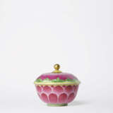 A FINE AND VERY RARE FAMILLE ROSE ‘LOTUS’ BOWL AND COVER - фото 2