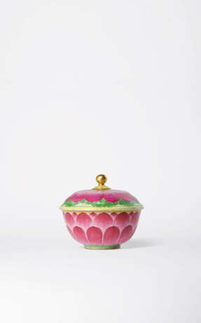 A FINE AND VERY RARE FAMILLE ROSE ‘LOTUS’ BOWL AND COVER - Foto 2