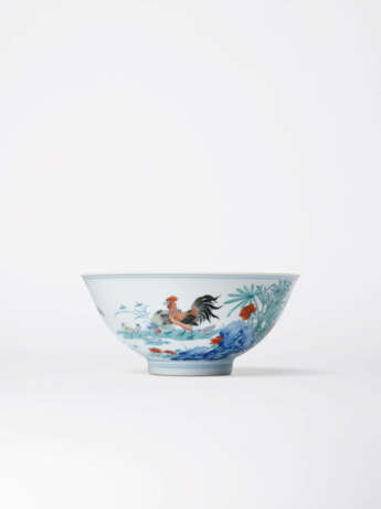 AN EXTREMLY RARE AND EXQUISITE DOUCAI ‘CHICKEN’ BOWL - Foto 1