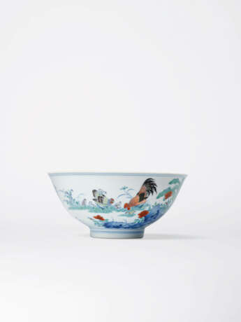 AN EXTREMLY RARE AND EXQUISITE DOUCAI ‘CHICKEN’ BOWL - фото 2
