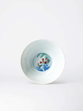 AN EXTREMLY RARE AND EXQUISITE DOUCAI ‘CHICKEN’ BOWL - Foto 3