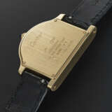 CARTIER, YELLOW GOLD 'CLOCHE' LIMITED EDITION OF 100 PIECES - Foto 3