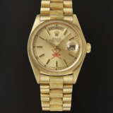 ROLEX, YELLOW GOLD 'DAY-DATE' WITH BARK FINISH MADE FOR THE SULTANATE OF OMAN, REF. 18078 - Foto 1