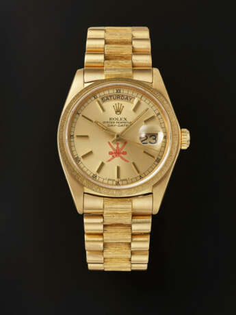 ROLEX, YELLOW GOLD 'DAY-DATE' WITH BARK FINISH MADE FOR THE SULTANATE OF OMAN, REF. 18078 - фото 1