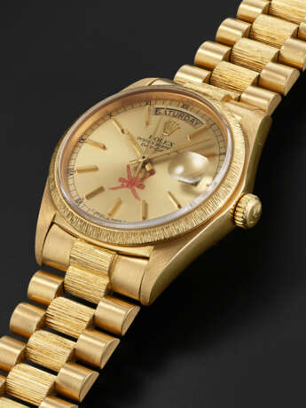 ROLEX, YELLOW GOLD 'DAY-DATE' WITH BARK FINISH MADE FOR THE SULTANATE OF OMAN, REF. 18078 - фото 2