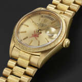 ROLEX, YELLOW GOLD 'DAY-DATE' WITH BARK FINISH MADE FOR THE SULTANATE OF OMAN, REF. 18078 - photo 2