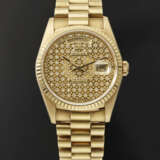 ROLEX, YELLOW GOLD 'DAY-DATE' SKELETON AND DIAMOND-SET DIAL, REF. 18238 - Foto 1