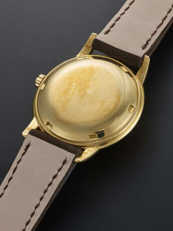 PATEK PHILIPPE, YELLOW GOLD WRISTWATCH WITH STEPPED CASE, REF. 2551 - photo 3