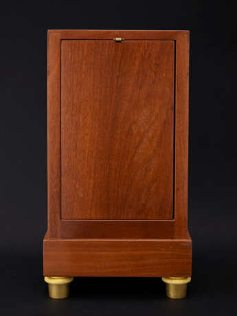 ANTIDE JANVIER, FLAME MAHOGANY AND GILT-BRONZE 'PENDULE D'AUDIENCE', No. 338 - photo 3