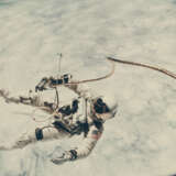 FIRST U.S. SPACEWALK; ED WHITE’S EVA OVER THE CLOUD-COVERED PACIFIC OCEAN, JUNE 3-7, 1965 - Foto 1