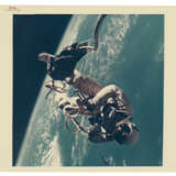 FIRST U.S. SPACEWALK, ED WHITE PHOTOGRAPHING THE SPACECRAFT DURING HIS EVA OVER THE GULF OF MEXICO, JUNE 3-7, 1965 - Foto 2