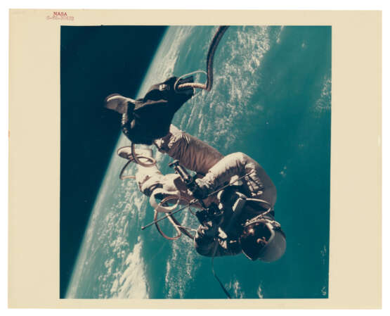 FIRST U.S. SPACEWALK, ED WHITE PHOTOGRAPHING THE SPACECRAFT DURING HIS EVA OVER THE GULF OF MEXICO, JUNE 3-7, 1965 - photo 2