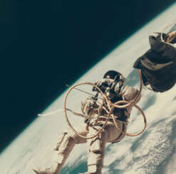 FIRST U.S. SPACEWALK; ED WHITE FLOATING IN SPACE OVER SOUTH CALIFORNIA, JUNE 3-7, 1965