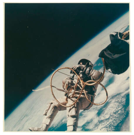 FIRST U.S. SPACEWALK; ED WHITE FLOATING IN SPACE OVER SOUTH CALIFORNIA, JUNE 3-7, 1965 - photo 2