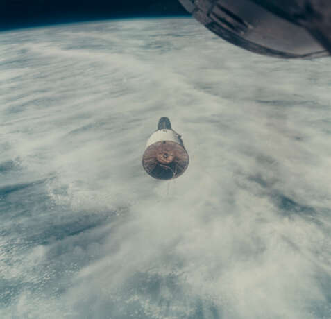 THE GEMINI VII SPACECRAFT OVER THE EARTH AND CLOUDS, DECEMBER 15-16, 1965; ONE OF THREE RENDEZVOUS PHOTOS - Foto 1