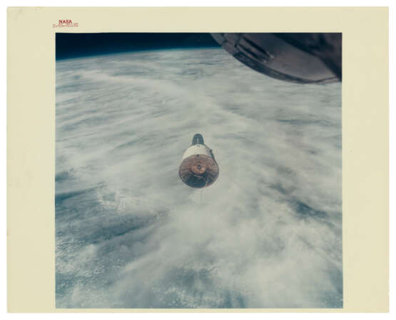 THE GEMINI VII SPACECRAFT OVER THE EARTH AND CLOUDS, DECEMBER 15-16, 1965; ONE OF THREE RENDEZVOUS PHOTOS - фото 2